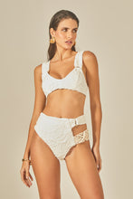 Cargar imagen en el visor de la galería, Model Front: Empress Top Top Offwhite Sloane