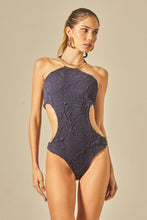 Cargar imagen en el visor de la galería, Model Front: Empress One-Piece Tex-Azul-Marinho Body Bardot