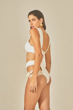 Cargar imagen en el visor de la galería, Model Back: Empress Top Top Offwhite Sloane