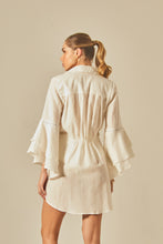 Cargar imagen en el visor de la galería, Model Back: Empress Shirtdress Offwhite Camisa Claire