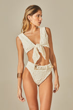 Cargar imagen en el visor de la galería, Model Front: Empress Bottom Bottom Beatriz Bikini Off White Floral Texture
